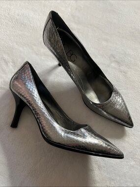 BCBG size 7 Silver Pointed Toe Snakeskin-Textured Pumps